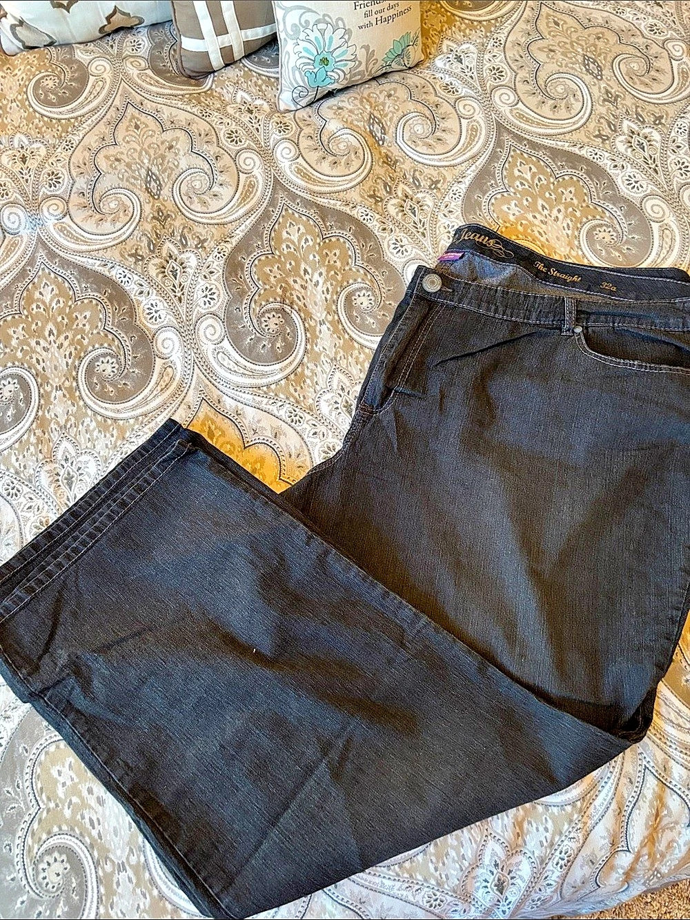 Avenue Jeans The Straight Leg Jeans Waist 32
New with out tags